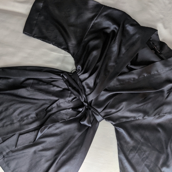 Victoria's Secret Other - 🖤Victoria's Secret satin kimono robe🖤